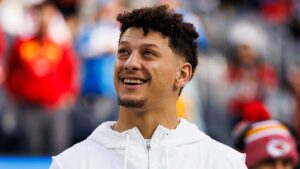 Chiefs' Patrick Mahomes didn't want to come out of game after helmet crack