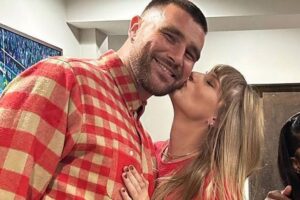 "Taylor Swift and Travis Kelce Share Joyful Pregnancy News, Shocks Fans with Heartwarming Announcement"