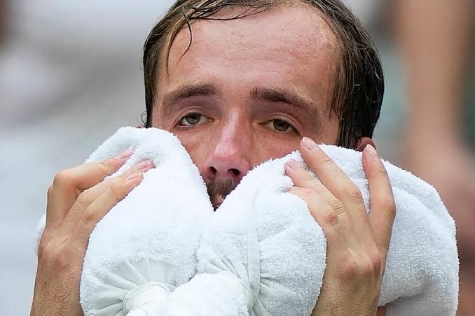 Daniil Medvedev Shocks Tennis World: Early Retirement Announcement Amid Critical Heart Disease Diagnosis”