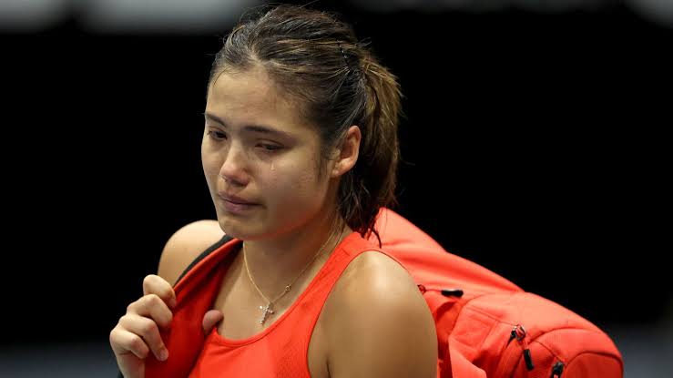 Emma Raducanu disqualified,Tennis Fans Criticize Emma Raducanu: “Retire Now or It Will Be Too Late,” Say Critics,Following a critical injury that….